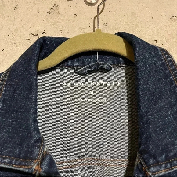 AEROPOSTALE Blue Distressed Denim Cropped Relaxed Fit Classic Jean Jacket sz M - Picture 4 of 8